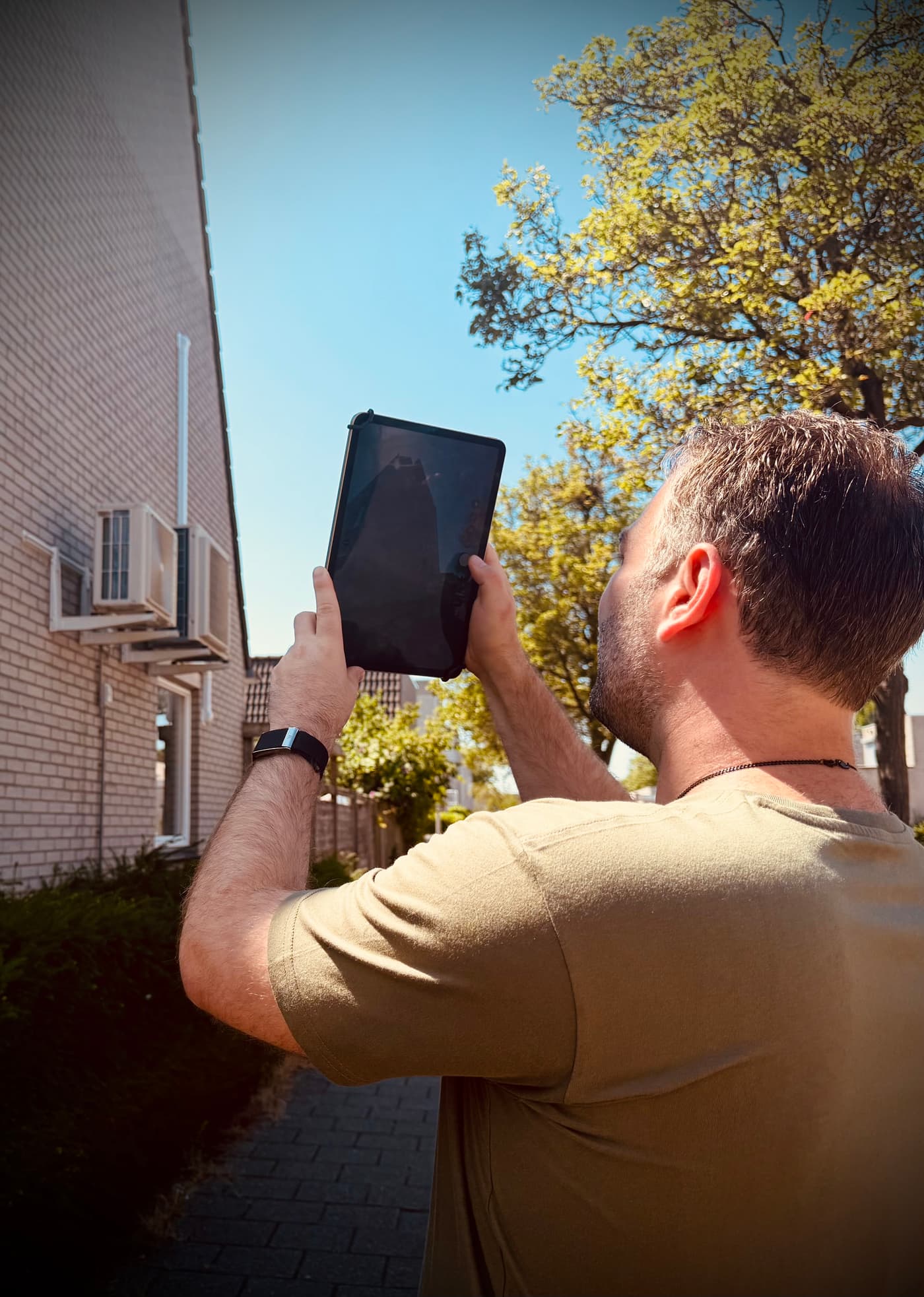 De gevel en de buitenunit worden met de tablet vastgelegd tijdens de opname